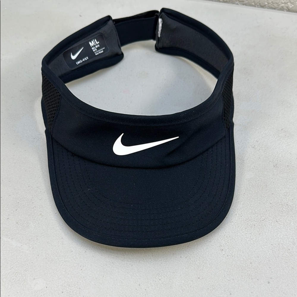 NIKE Black and White Athletic Hat M/L Visor